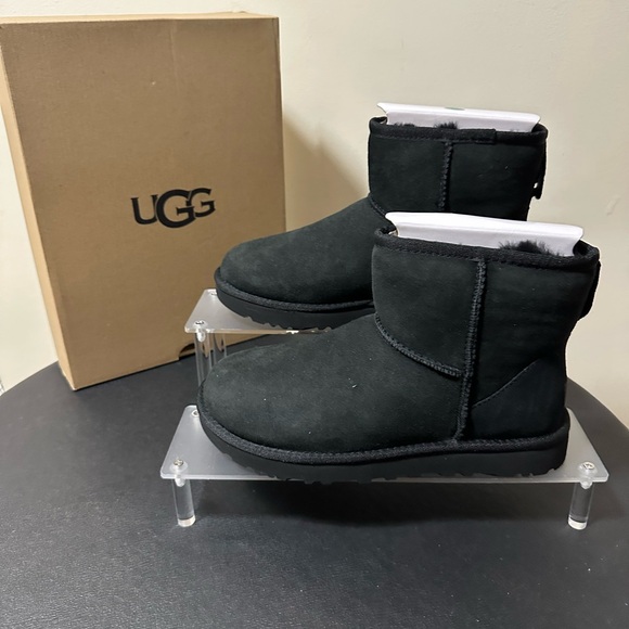 UGG Classic Mini ll - Picture 1 of 12